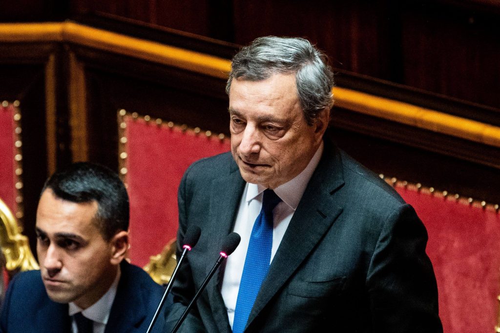 Mario Draghi, a destra, pronuncia il suo discorso al senato (Shutterstock)