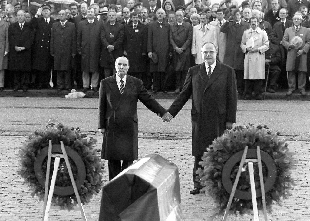 François Mitterrand, a sinistra, e Helmut Kohl a Verdun nel 1984 (Keystone)