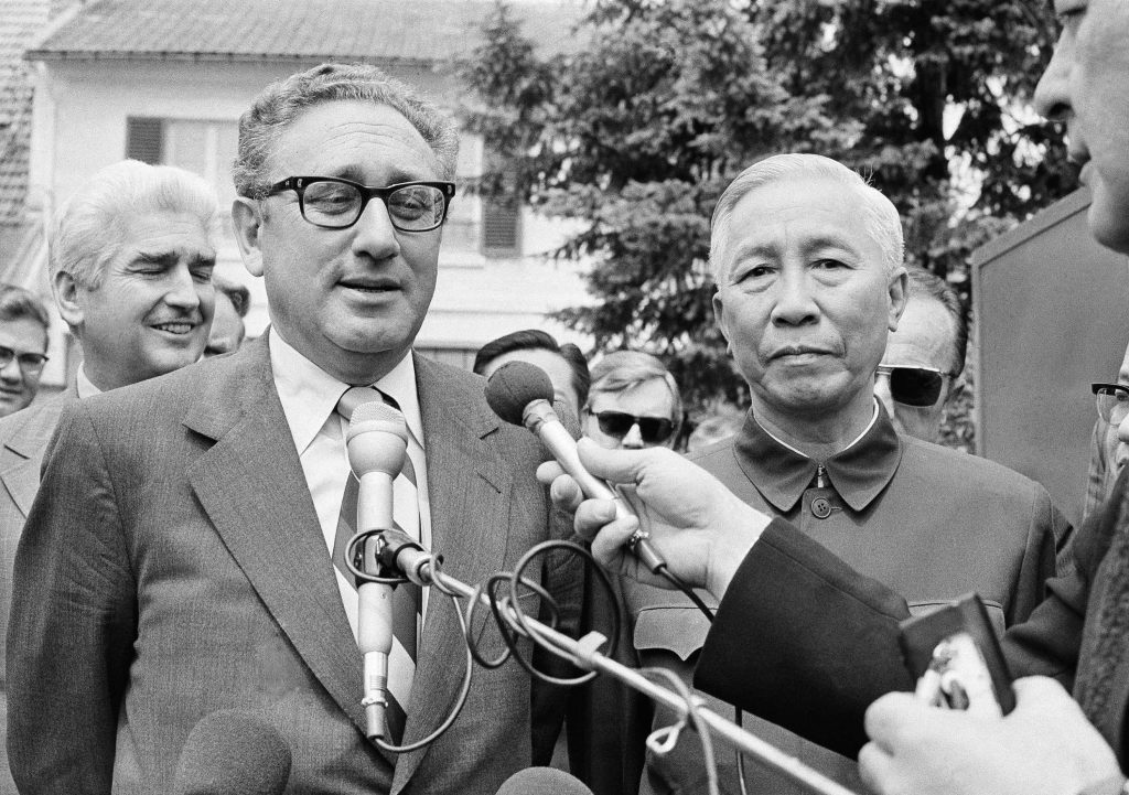 Henry Kissinger, a sinistra, e il diplomatico vietnamita Le Duc Tho a Parigi nel 1973 (Keystone)