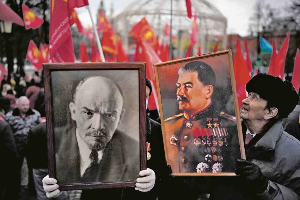 Lo spirito federalista di Lenin fu contraddetto da Stalin, portatore di una visione egemonica dettata da una nuova formula: «Il socialismo in un solo Paese»; sopra: i ritratti dei due leader (Keystone)