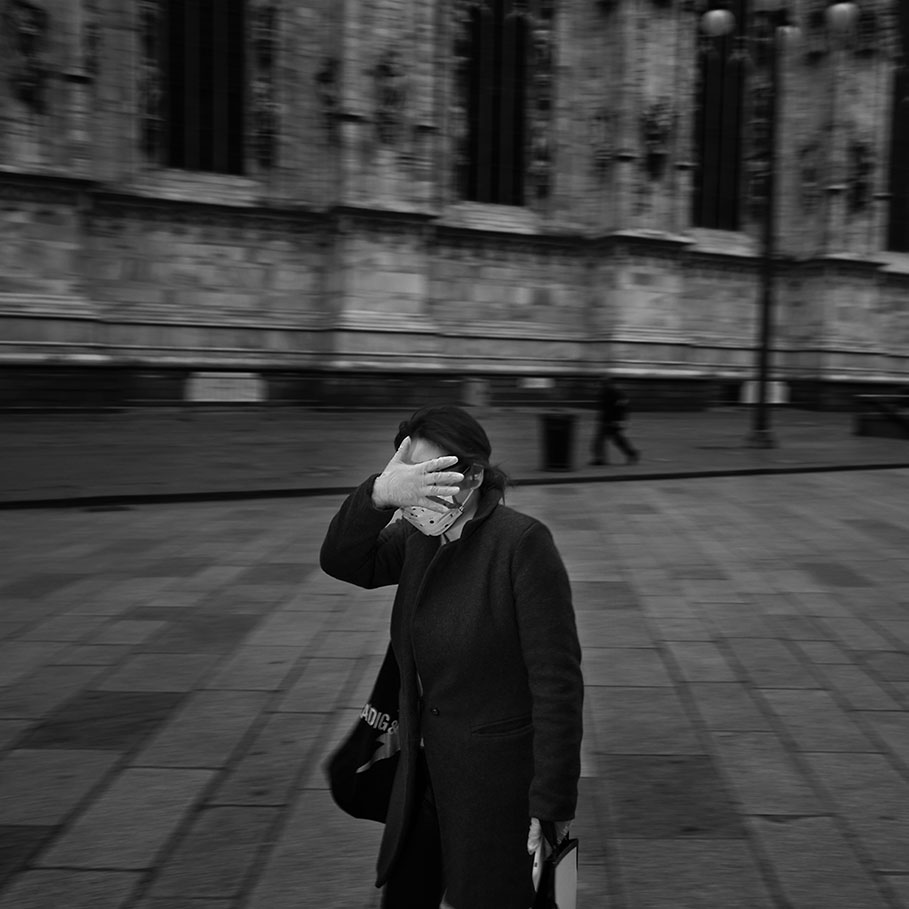 Gente per le vie di Milano, tanta la paura del Covid-19 (foto Luigi Baldelli)