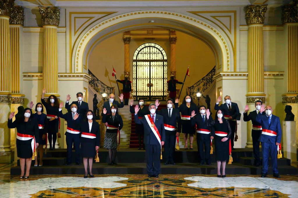 Il momento del giuramento del nuovo governo guidato da Francisco Sagasti (Keystone)