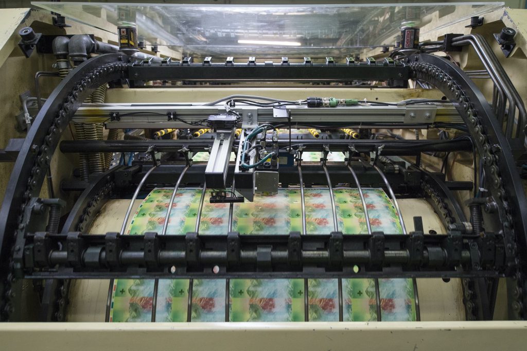 Secondo alcune esperienze, stampare e distribuire denaro alla popolazione non stimola i consumi in modo durevole (Keystone)