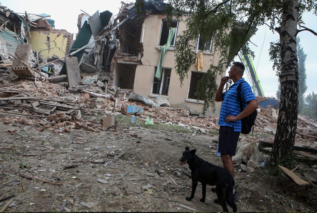 Le macerie della casa della cultura a Chuhuiv (Keystone)