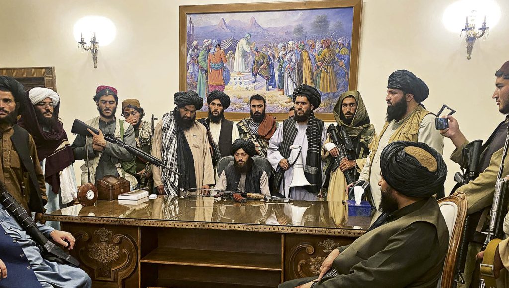 I Talebani occupano l'ufficio del presidente Ashraf Ghani, fuggito all'estero (Keystone)