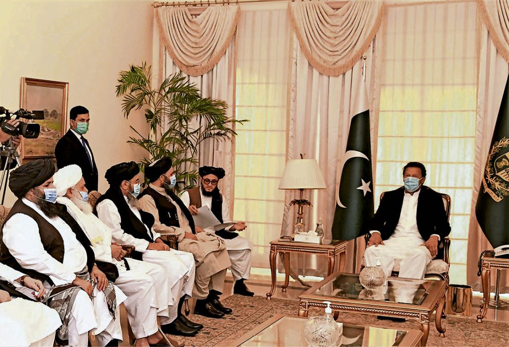 Il primo ministro pakistano, Imran Khan, accoglie i leader Talebani a Islamabad, il 18 dicembre 2020 (Keystone)