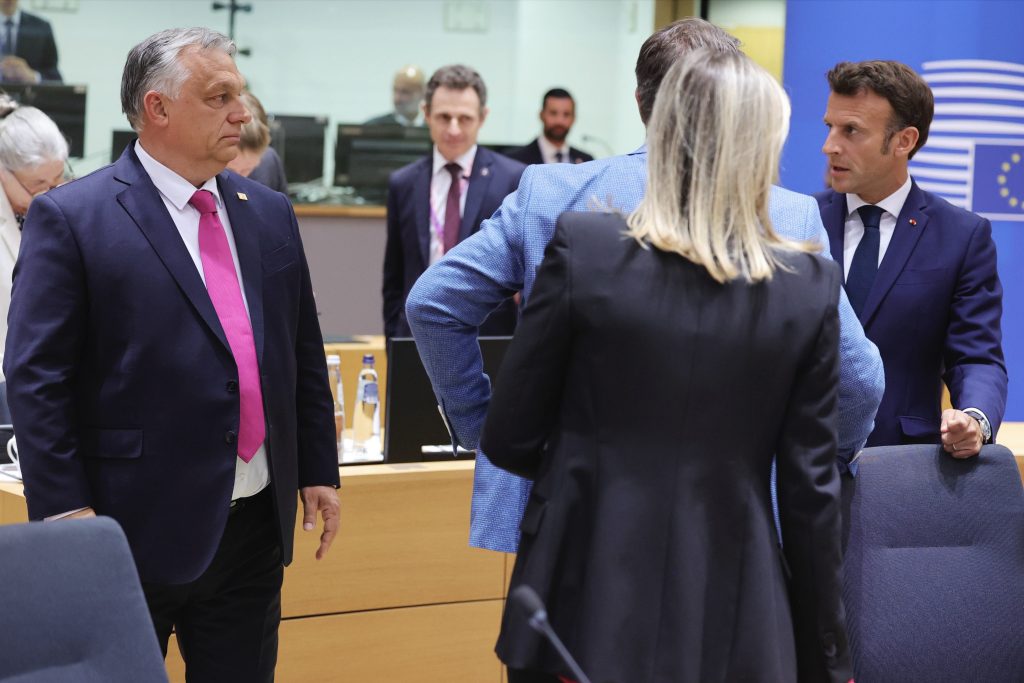 Viktor Orban e Emmanuel Macron su due fronti opposti, al vertice Ue sulle sanzioni contro la Russia (Keystone)