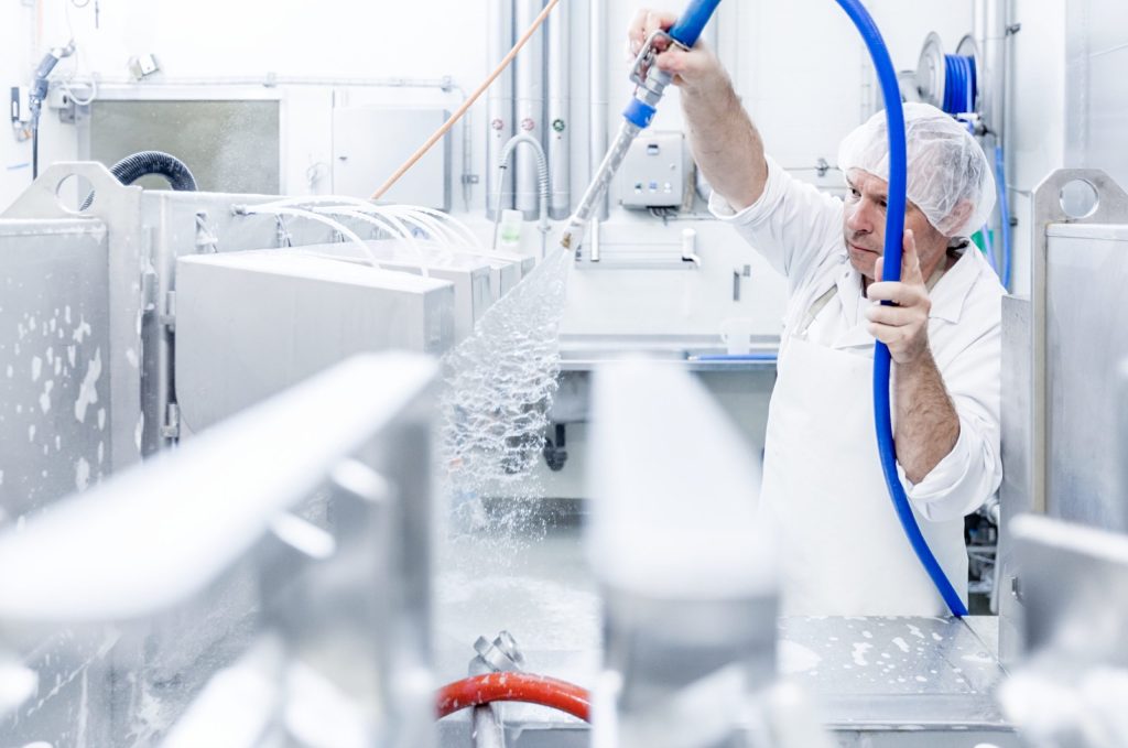 Il calore industriale è un campo di applicazione dell’energia solare termica che presenta un grande potenziale di sviluppo. Figura: Emmi è un’azienda svizzera di trasformazione del latte che utilizza l’acqua industriale riscaldata da energia solare termica per pulire le macchine di produzione (Emmi)