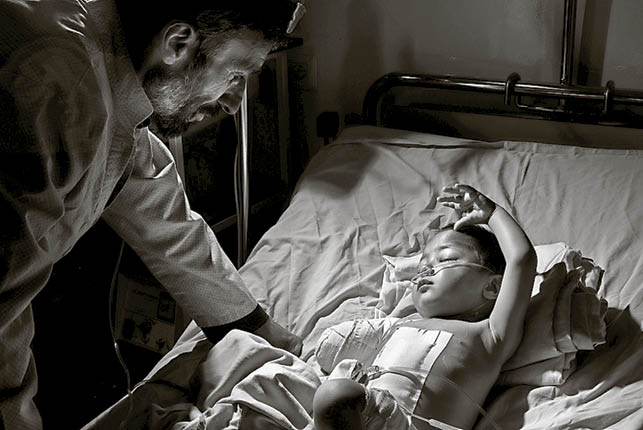 Muhammed Youssef con suo figlio Ansarullah (Alessio Romenzi)