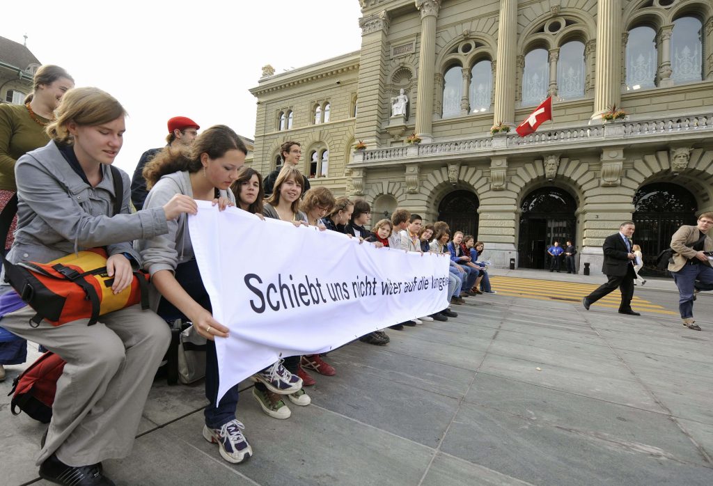 Il voto ai sedicenni è una richiesta sollevata da tempo, come a Berna nel maggio 2008 (Keystone)