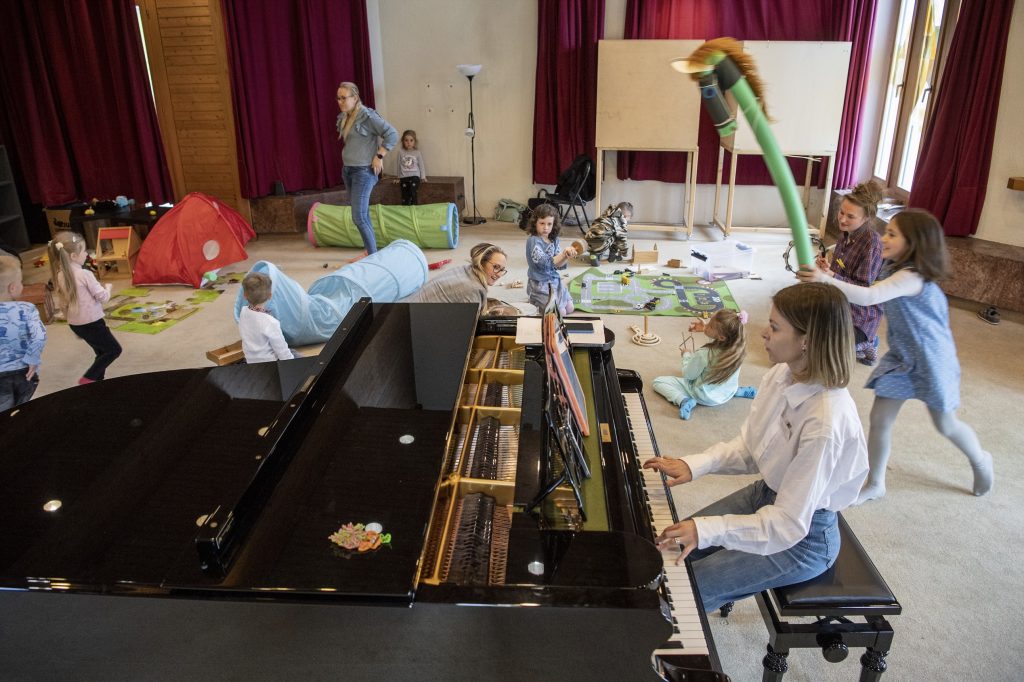 Bambini e ragazzi ucraini giocano e suonano nel centro d’incontro Prostir a Reussbühl, nel canton Lucerna (Keystone)