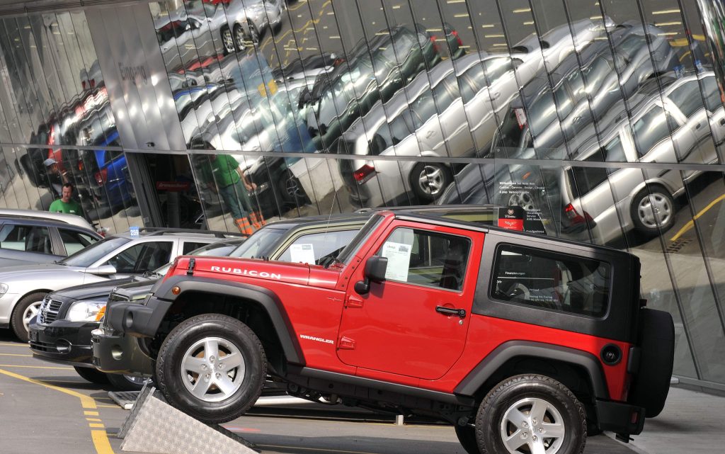 Secondo il TCS, un’auto di media cilindrata utilizzata 15mila km all’anno provoca costi fissi per 6531 e costi variabili per 3904 franchi (Keystone)