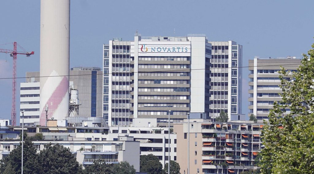 Novartis, con sede a Basilea, paga oggi 700 milioni di imposte all’anno in Svizzera, in futuro la cifra potrebbe ridursi a 39 milioni o ancora meno (Keystone)