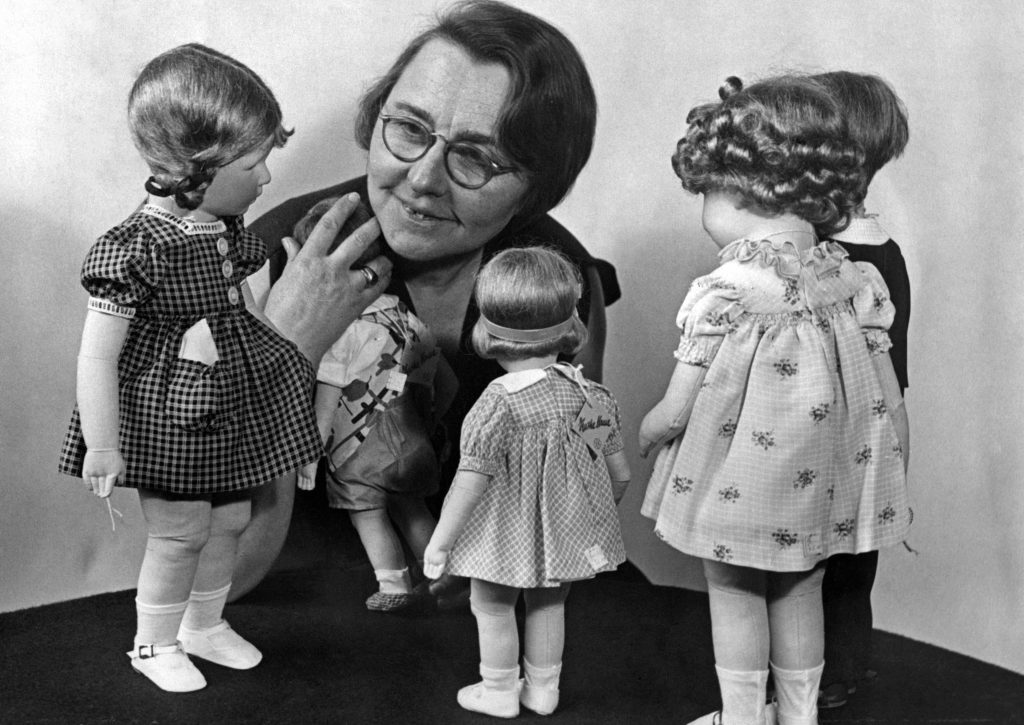 Käthe Kruse con alcune sue creazioni in un’immagine del 1937 (Keystone)