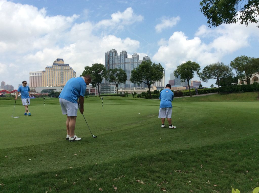 Atleti disabili impegnati in un green internazionale