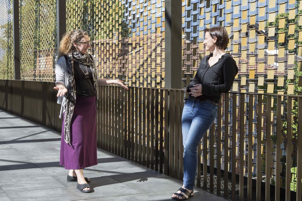 Elena Gugliuzza (con Patricia Boillat, responsabile del dipartimento Image&Sound) e Simona Gamba sul terrazzo del Palazzo del cinema (Stefano Spinelli)