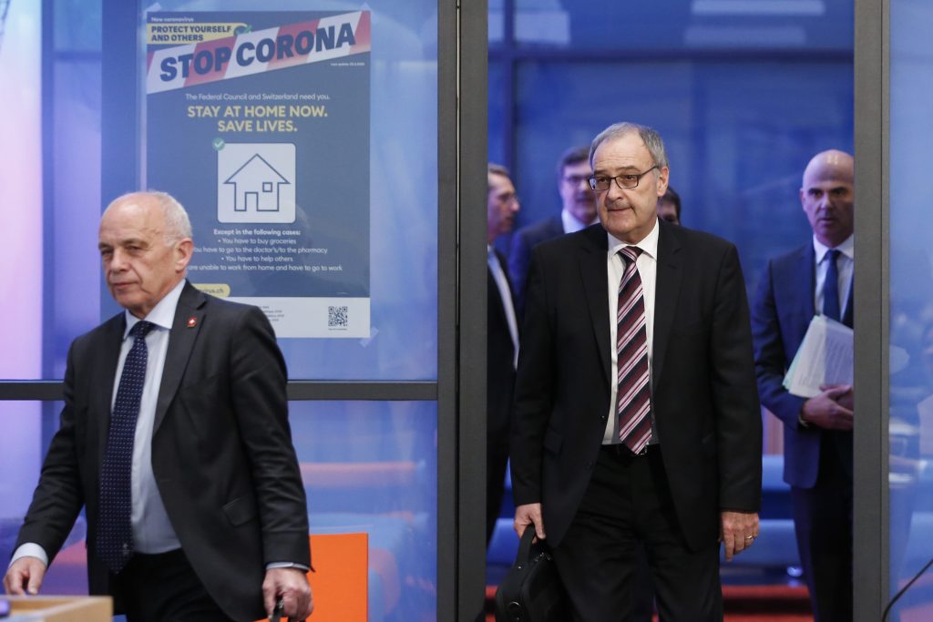 Maurer, Parmelin e Berset dopo aver annunciato il mega-pacchetto di aiuti per 42 miliardi di franchi il 20 marzo 2020 (Keystone)