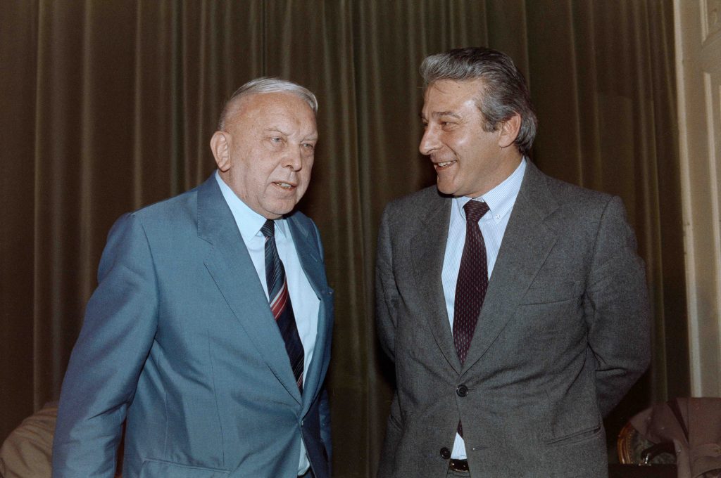 Antonio Riva, a destra, il giorno della nomina a direttore generale della SSR nel 1987, con il predecessore Leo Schürmann (Keystone)