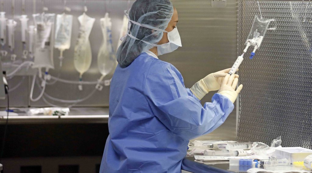 Dosi di Fentanyl in preparazione in un ospedale negli Stati Uniti: l’abuso di oppioidi è anche frutto di una diversa cultura medica (Keystone)