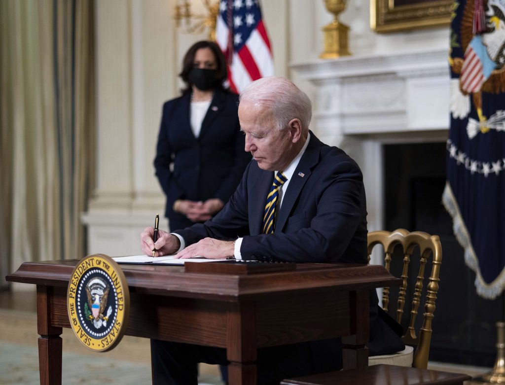 Joe Biden firma il decreto esecutivo sull’economia, che autorizza il piano d’investimenti (Keystone)
