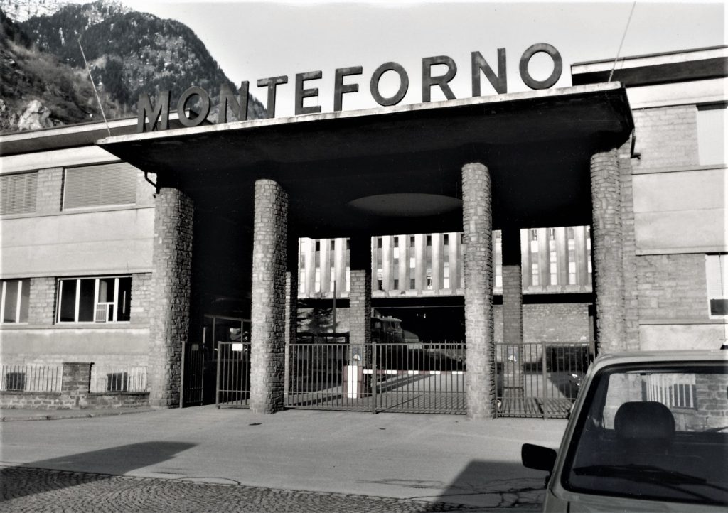 Foto d’epoca della sede della Monteforno: un saldo connubio lega la comunità sarda alla storia dell’acciaieria