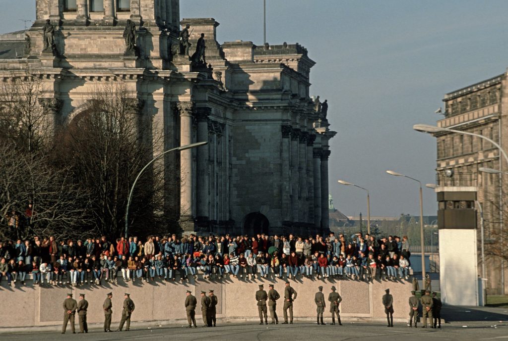 Berlino, 10 novembre 1989: il Muro crolla, da allora nel mondo il capitalismo selvaggio prende sempre più piede (Keystone)