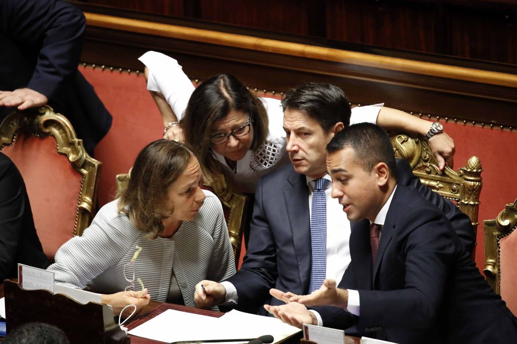 I ministri Lamorgese (Interni), de Micheli (infrastrutture e trasporti), Luigi di Maio (esteri) attorno al premier Giuseppe Conte  (Keystone)