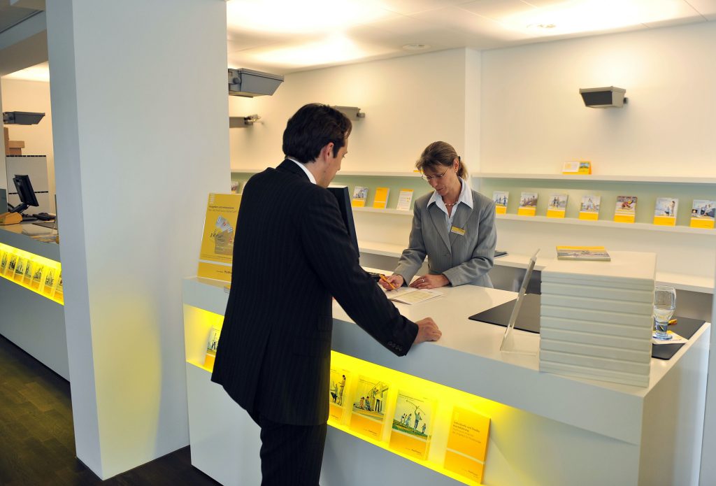 Per Postfinance una privatizzazione aprirebbe prospettive di crescita, ma a pagarne le conseguenze sarebbe la Posta (Keystone)