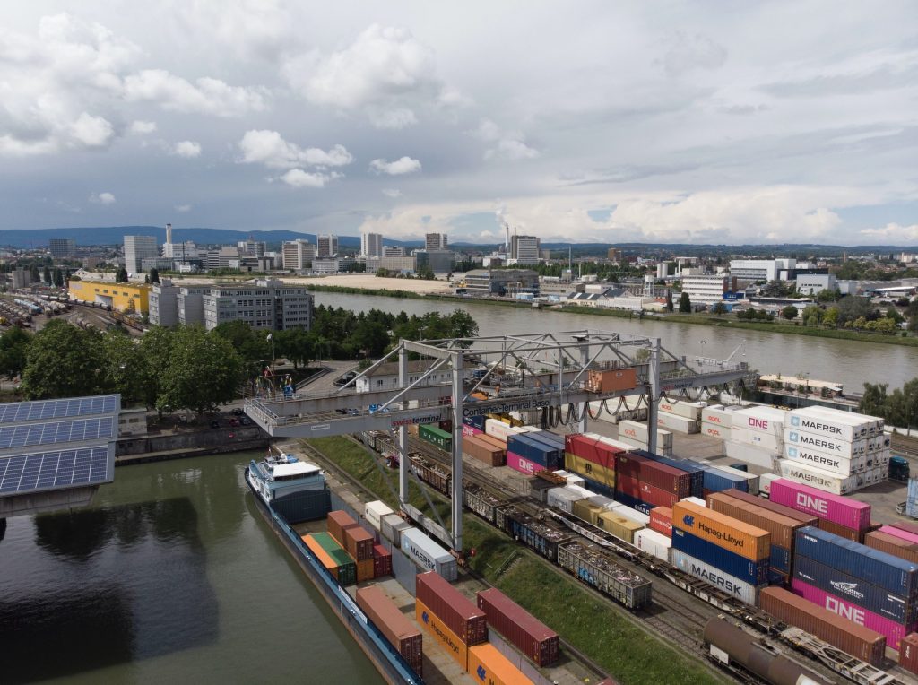 Il porto di Kleinhüningen, a Basilea, dove partono e arrivano 100mila container all’anno (Keystone)