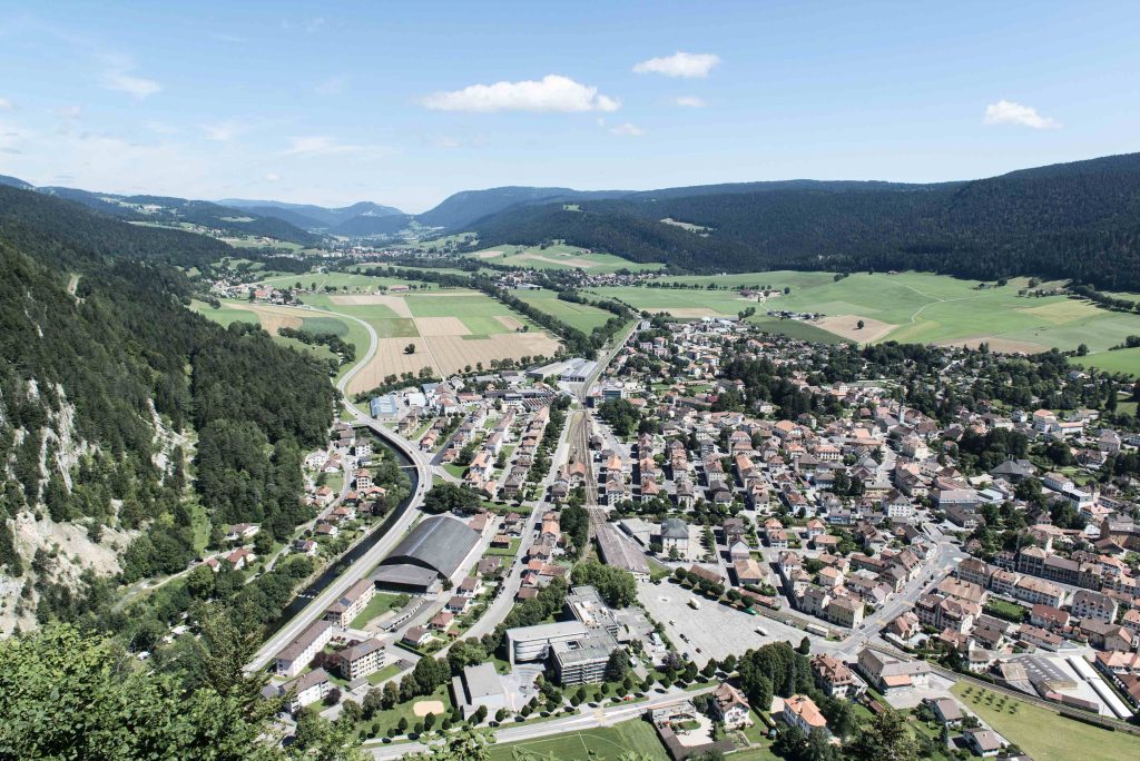 Nonostante il più alto carico fiscale, il comune di Val de Travers risulta il più attrattivo; nella foto Fleurier (Keystone)