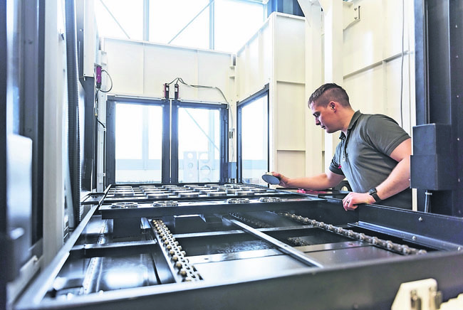 Le generazioni più giovani pagherebbero contributi più alti (Keystone)