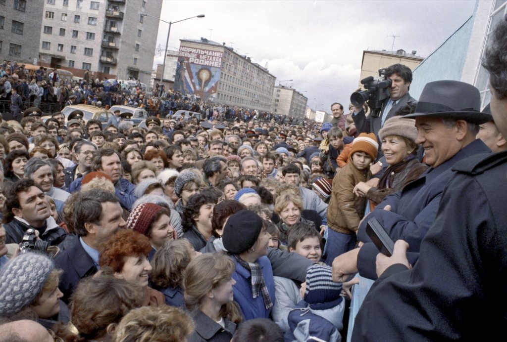 Bagno di folla per Gorbaciov a Norilsk, nella regione di Krasnoyarsk (Keystone)