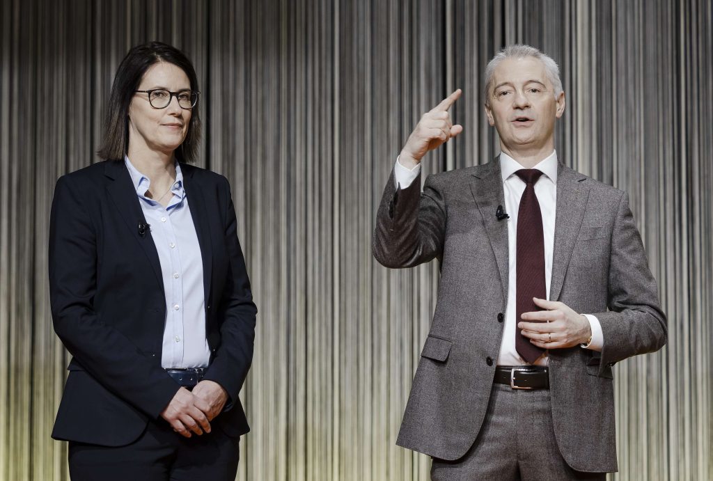 Fabrice Zumbrunnen, presidente generale della direzione FCM, e Isabelle Zimmermann, responsabile del Dipartimento finanze FCM (Keystone)