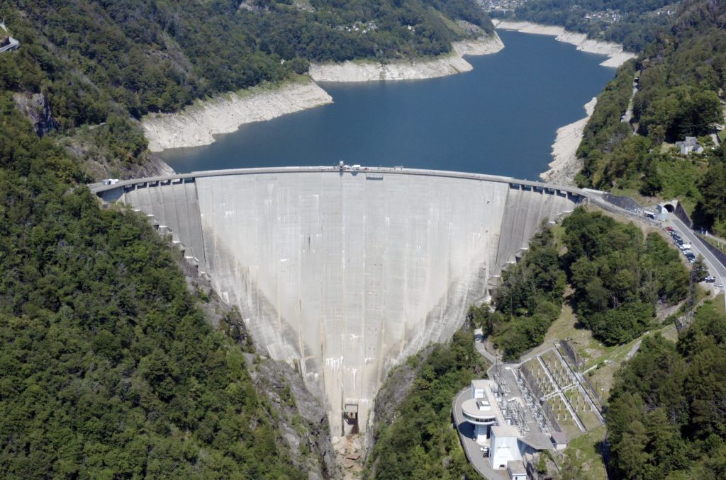 La diga della Verzasca viene preparata per l'arrampicata (True Color Films Red Bull)