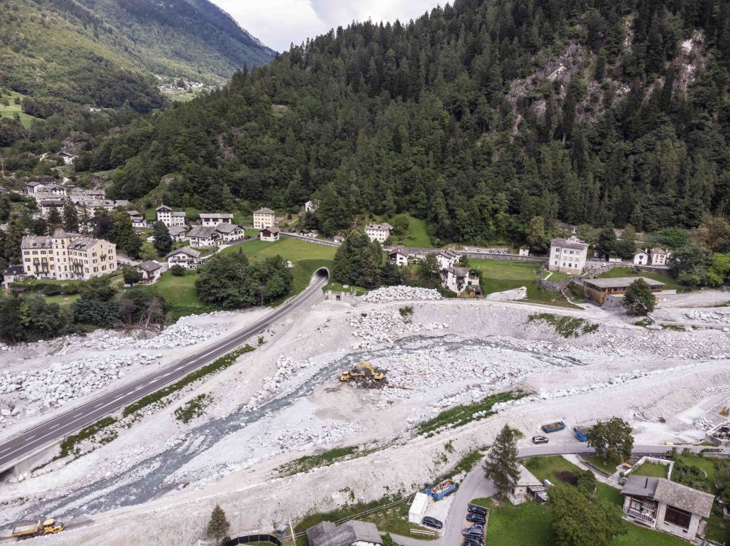 Bondo un anno dopo la catastrofe: il bacino di contenimento è già stato svuotato, oggi la situazione si presenta ancora migliore (Keystone)