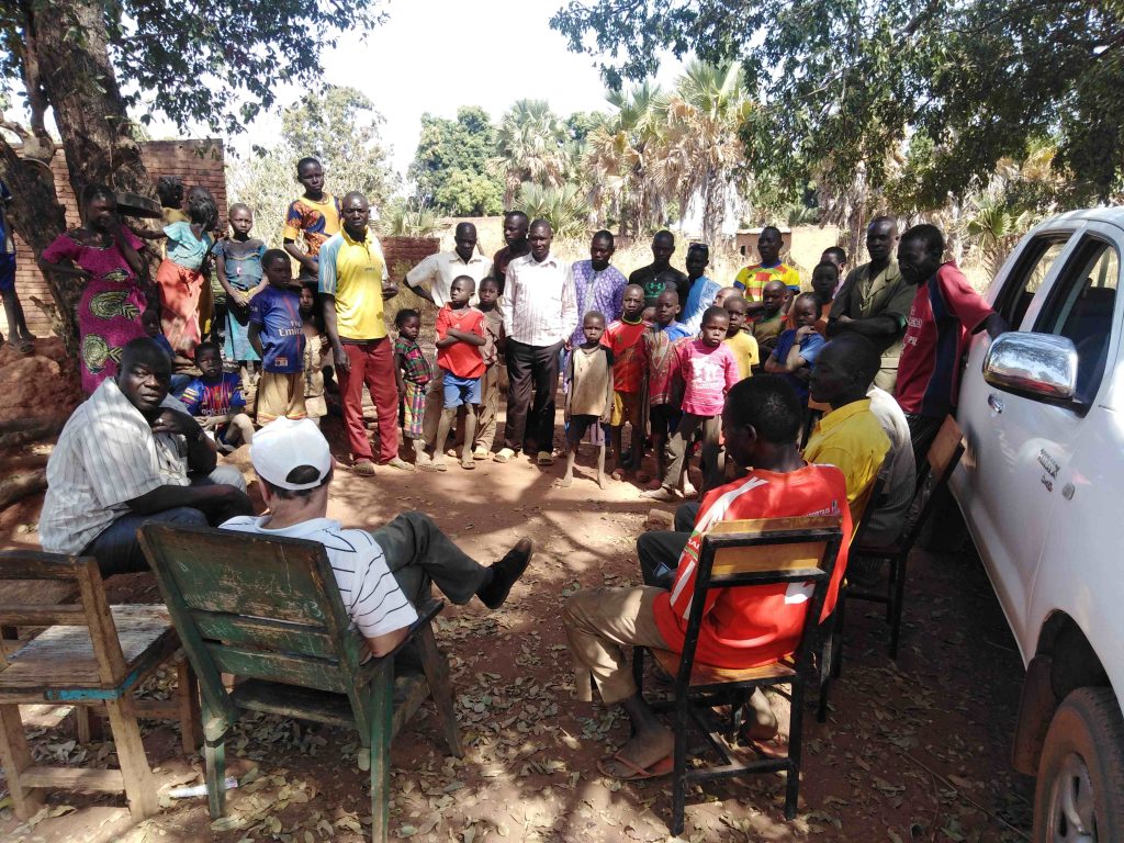 In un villaggio si discute un nuovo progetto di cooperazione allo sviluppo