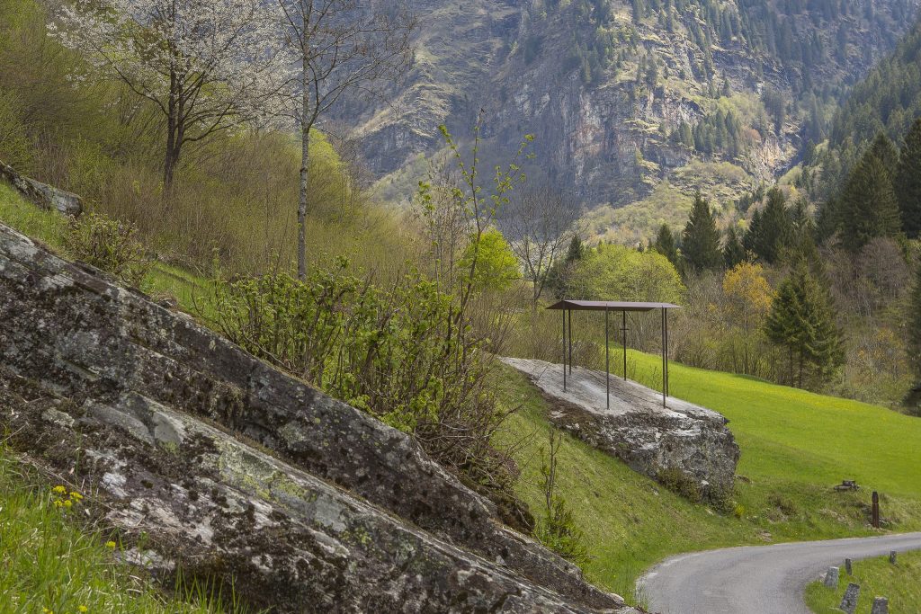 Un recente intervento: una Cappella su un masso. (Pino Brioschi)