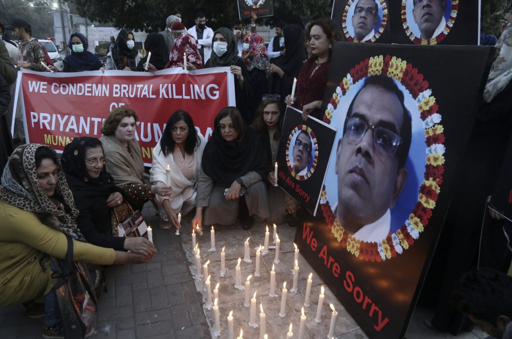 Una veglia in memoria di Priyantha Kumara a Lahore, Pakistan (Keystone)