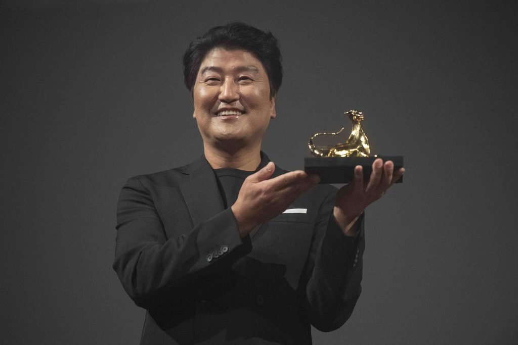 L’attore sudcoreano Song Kang-ho con l’Excellence Award ricevuto a Locarno (Keystone)