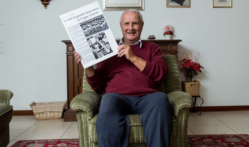 Adriano Coduri, capitano del FC Lugano, con l’edizione di «Illustrazione Ticinese» dedicata alla vittoria della Coppa Svizzera nel 1968 (Ti-Press)