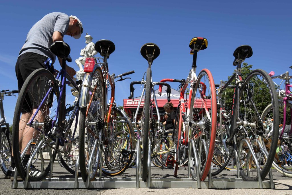 Il lockdown ha reso più attrattiva la bicicletta, ma allo stesso tempo la pandemia ha provocato ritardi nelle consegne (Keystone)