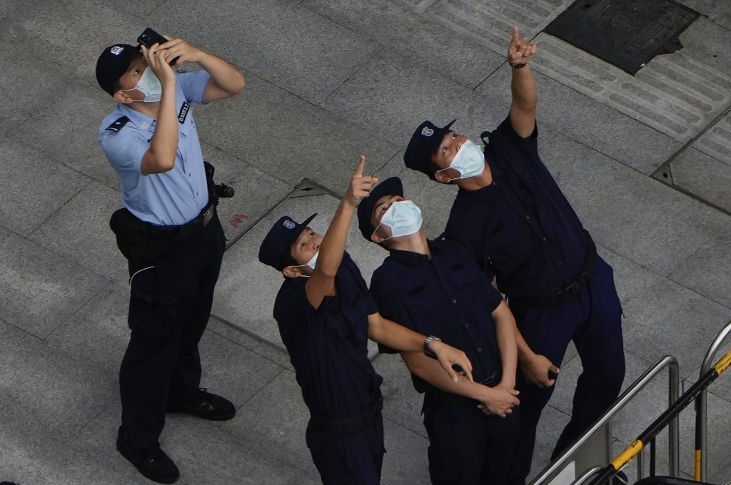 Il controllo poliziesco dei cittadini cinesi, molto stretto in patria, viene esteso anche all’estero (Keystone)