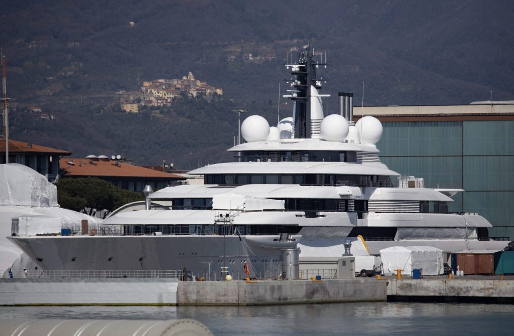 Lo yacht Sheherazade, attribuito a Putin, sequestrato dalle autorità italiane nel porto di Marina di Carrara (Keystone)