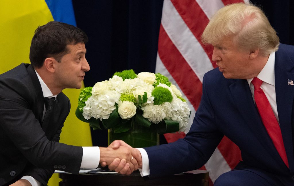 La stretta di mano fra il presidente ucraino Zelensky e quello americano Trump, alle Nazioni Unite a New York (AFP)