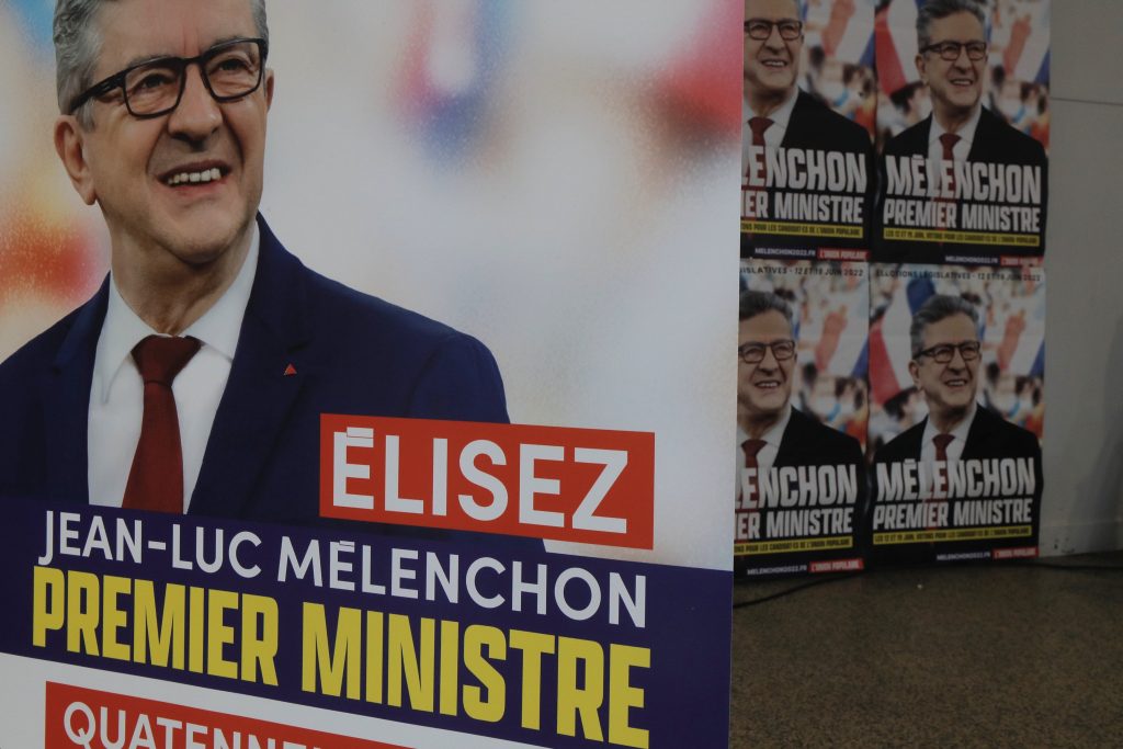 Jean-Luc Mélenchon ha formato una coalizione fra comunisti, socialisti e verdi, tutti pesantemente battuti alle presidenziali (Keystone)