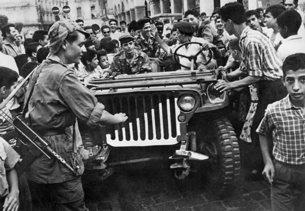 Sotto, la popolazione di Algeri saluta i soldati dell’Armata di liberazione nazionale il giorno dell’indipendenza (Keystone)