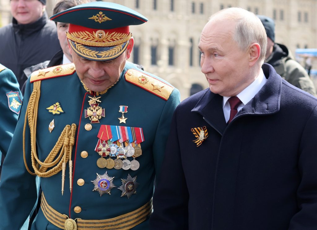 Putin ha «licenziato» anche Shoigu, a sinistra dello «zar», ministro della Difesa dal 2012 (Keystone)