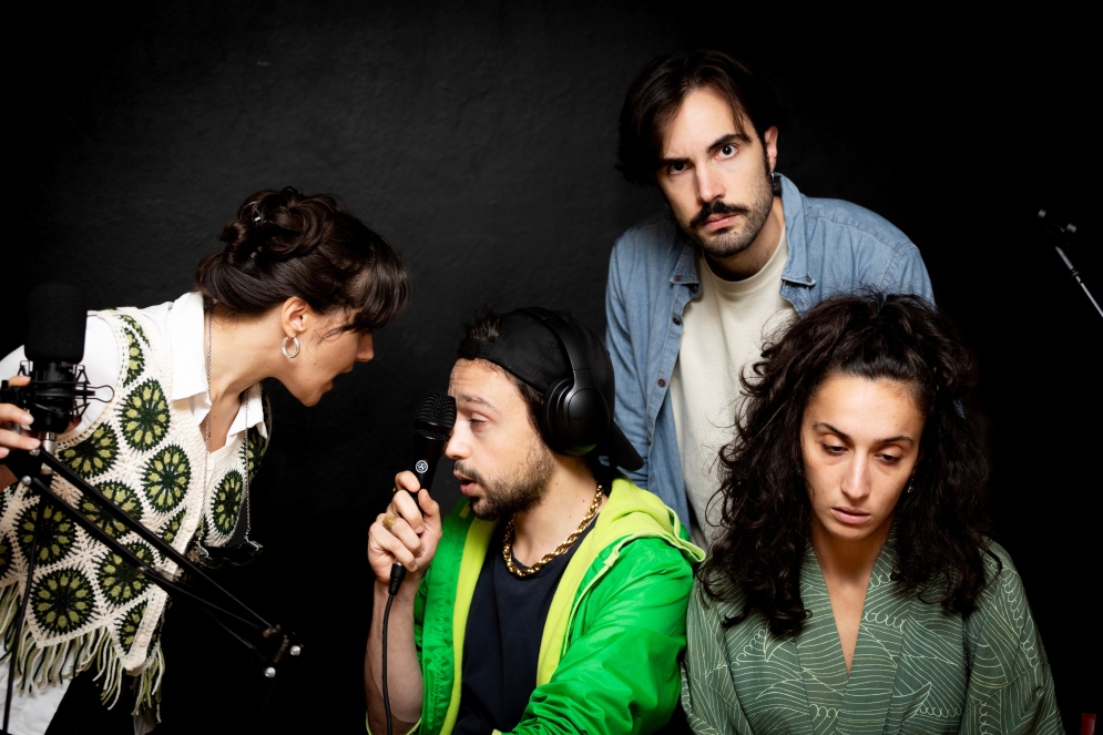 Foto di scena della Divanoproject, da sinistra: Maria Canino, Gionata Soncino, Michele Correra e Alessandra Curia (Erica Mela Magagnato)