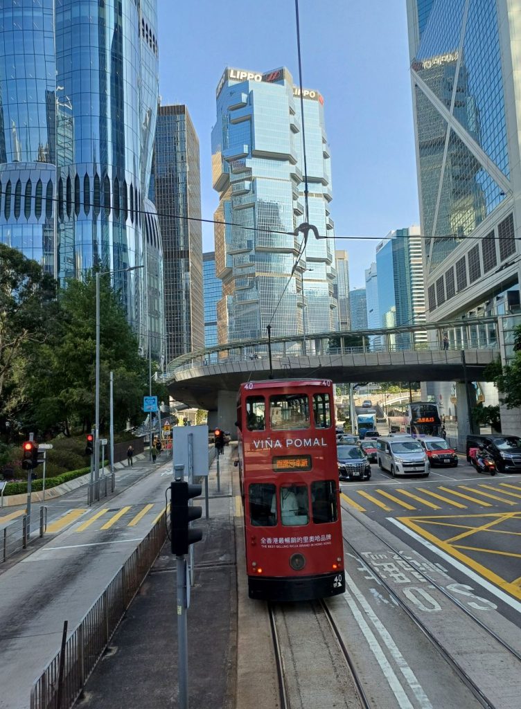 Tram tra i grattacieli.