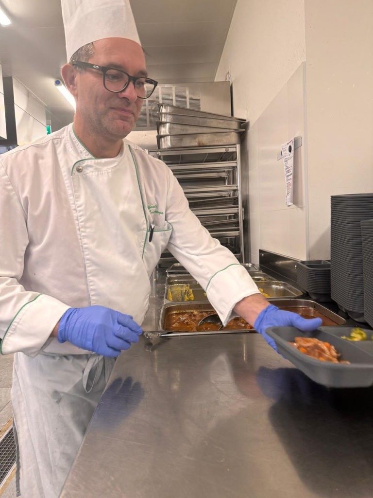 Lo chef Raffaele Laurenza al lavoro nella la cucina di Besso (Pro Senectute)